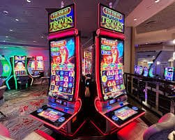 Tampilan langsung Monopoly Live di platform ukdevils dengan dealer, papan permainan, dan panel taruhan interaktif